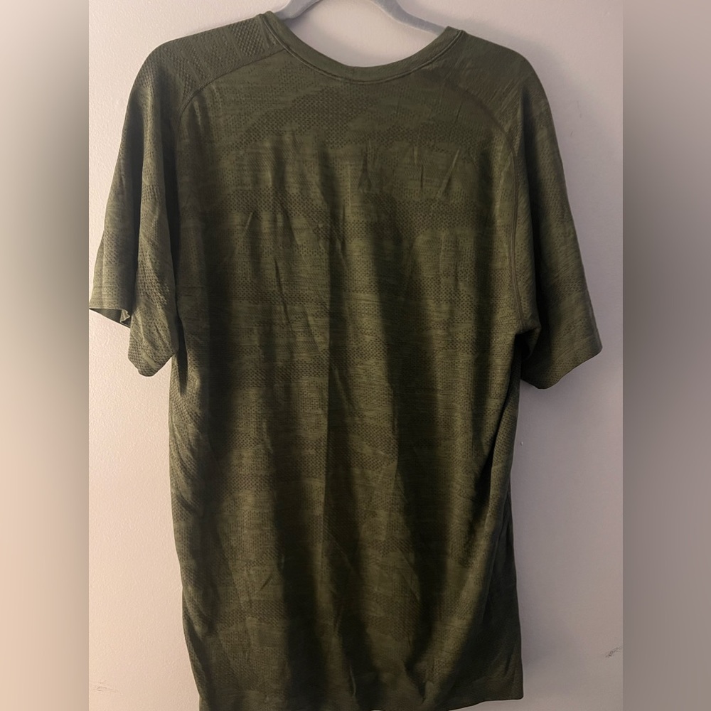 Lululemon men’s athletic shirt